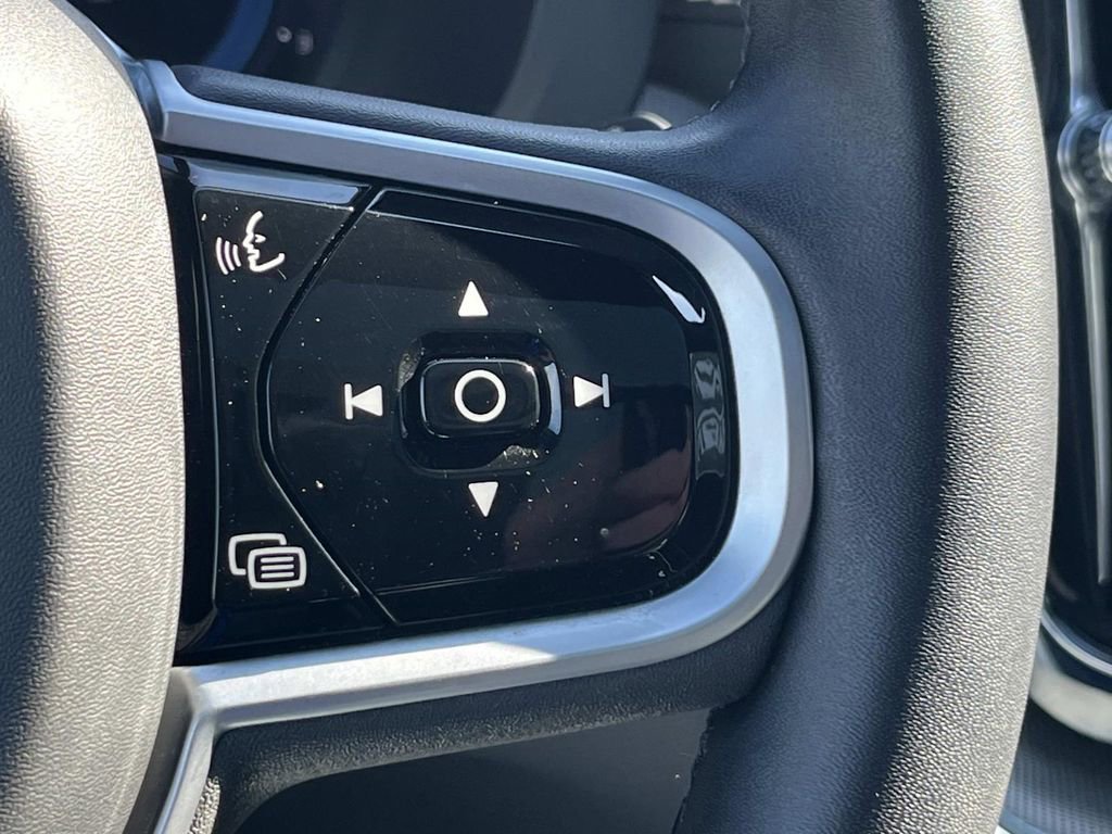 Used 2022 Volvo XC60 B5 R-Design w/ Climate Package image 31