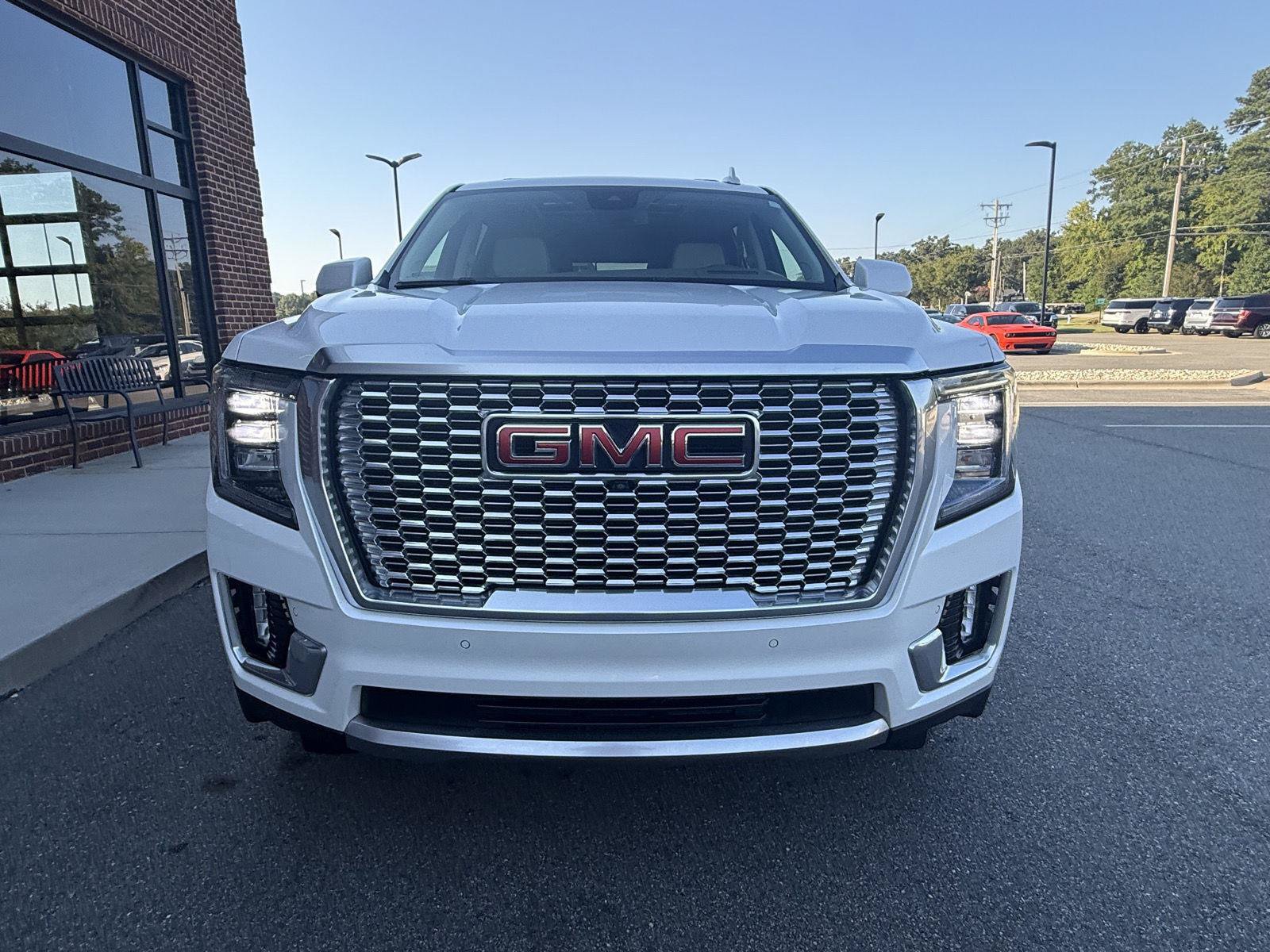 Used 2023 GMC Yukon XL Denali AWD/4WD image 32