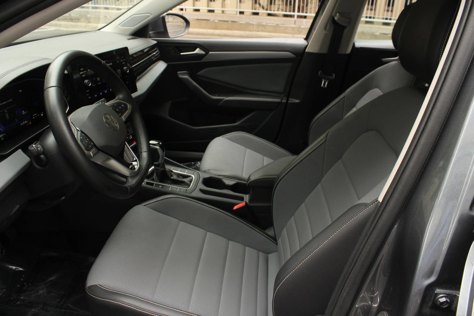 Used 2025 Volkswagen Jetta SE FWD image 14