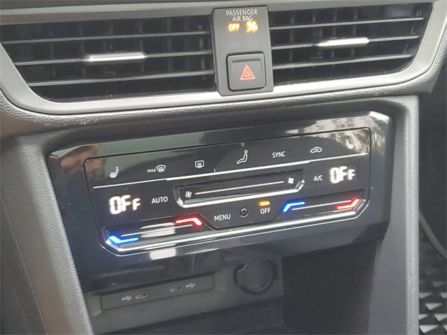 Certified 2025 Volkswagen Taos SE image 32