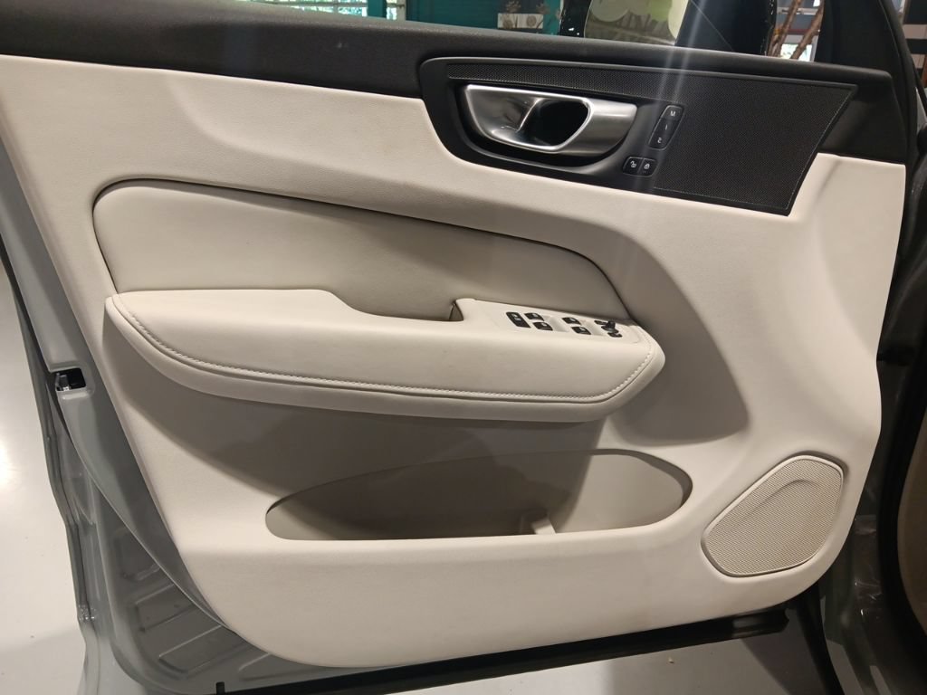 Used 2024 Volvo XC60 B5 Plus w/ Protection Package Premier AWD/4WD image 8