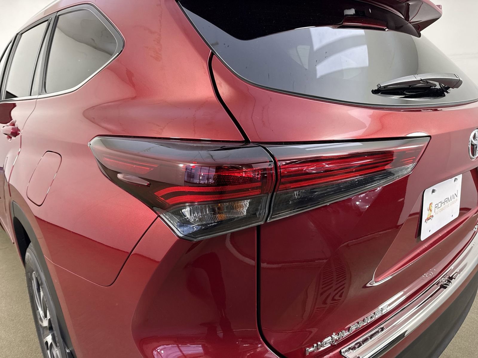 Used 2024 Toyota Highlander XLE AWD/4WD image 32