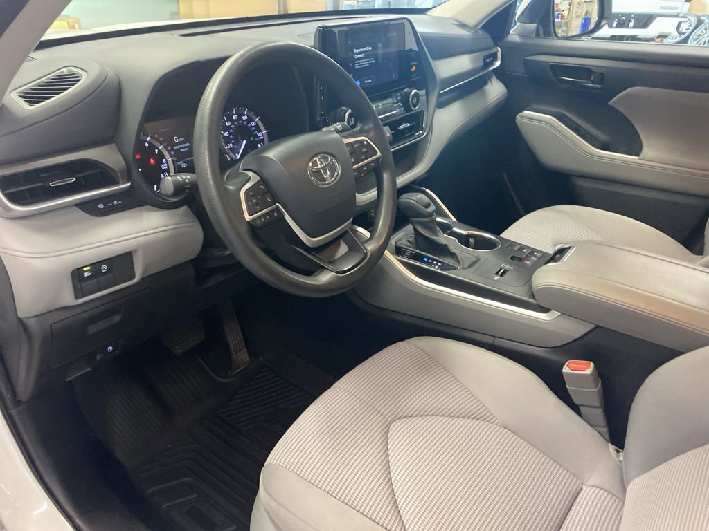Used 2023 Toyota Highlander L image 11