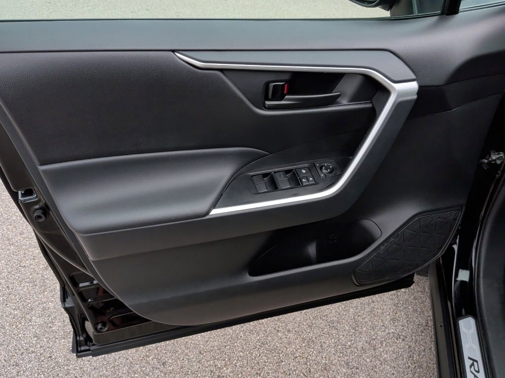 Used 2025 Toyota RAV4 LE image 10