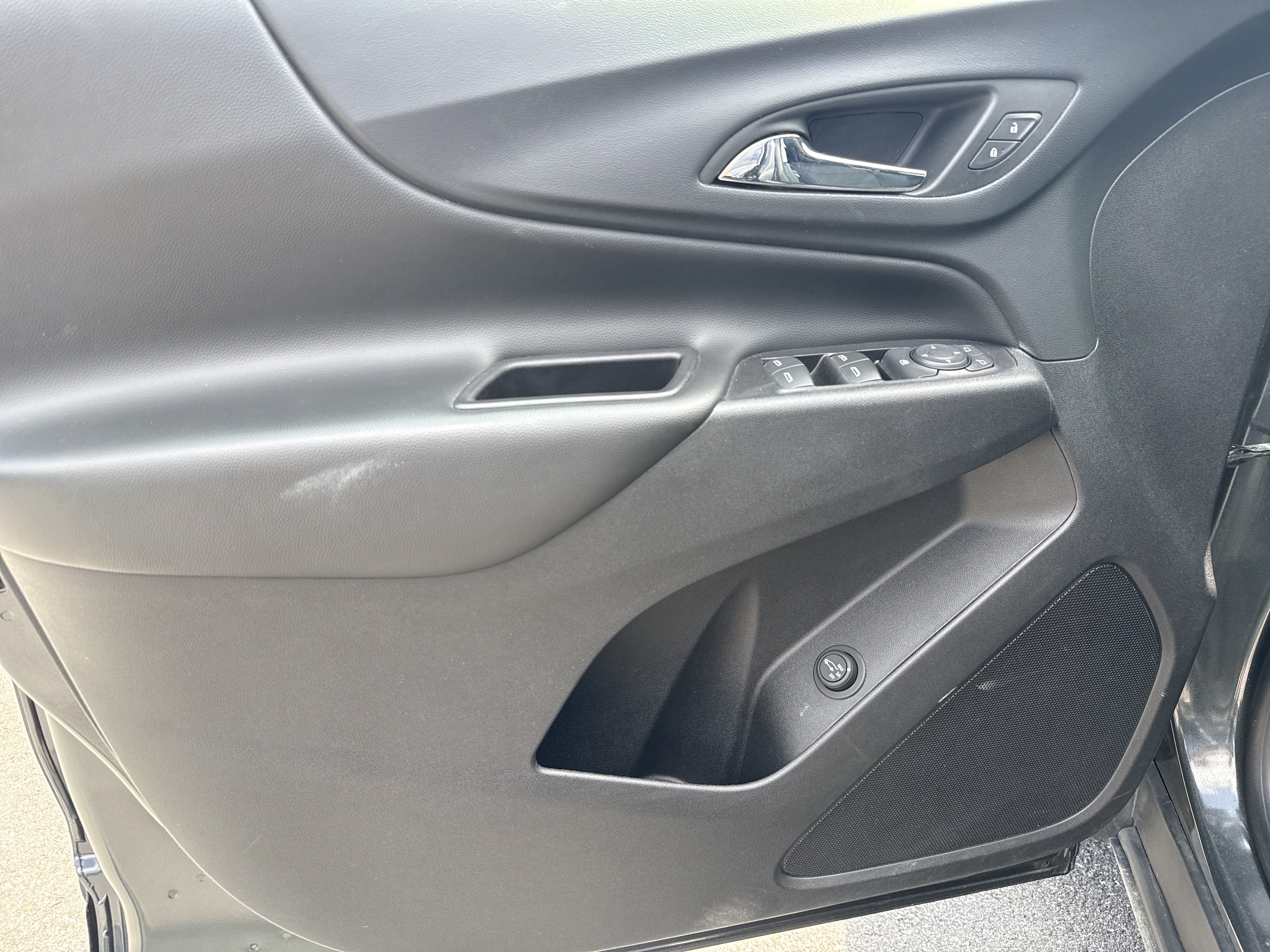 Used 2018 Chevrolet Equinox LT AWD/4WD image 17