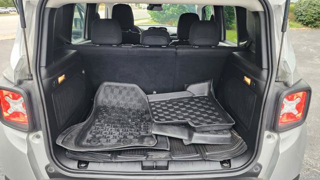 Used 2015 Jeep Renegade Latitude FWD image 17