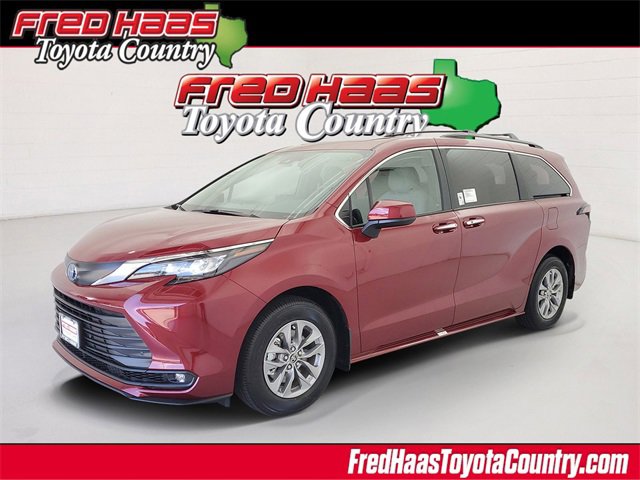 New 2025 Toyota Sienna XLE