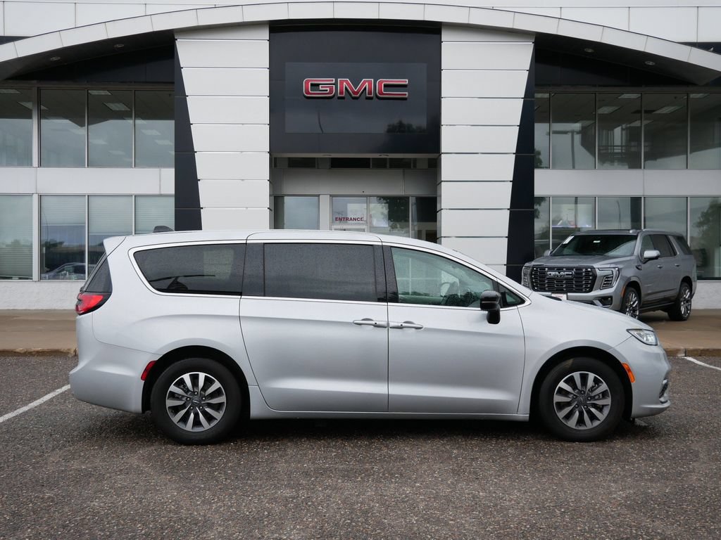 Used 2024 Chrysler Pacifica Limited FWD image 2