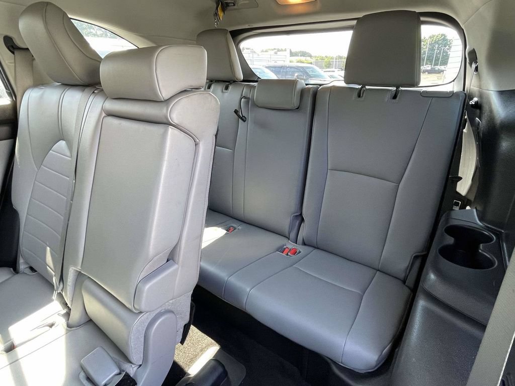 Used 2024 Toyota Highlander XLE AWD/4WD image 13