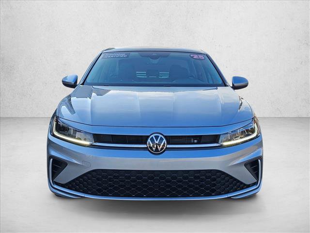 Used 2025 Volkswagen Jetta SE image 2