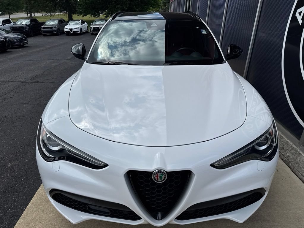 Used 2023 Alfa Romeo Stelvio Veloce AWD/4WD image 9