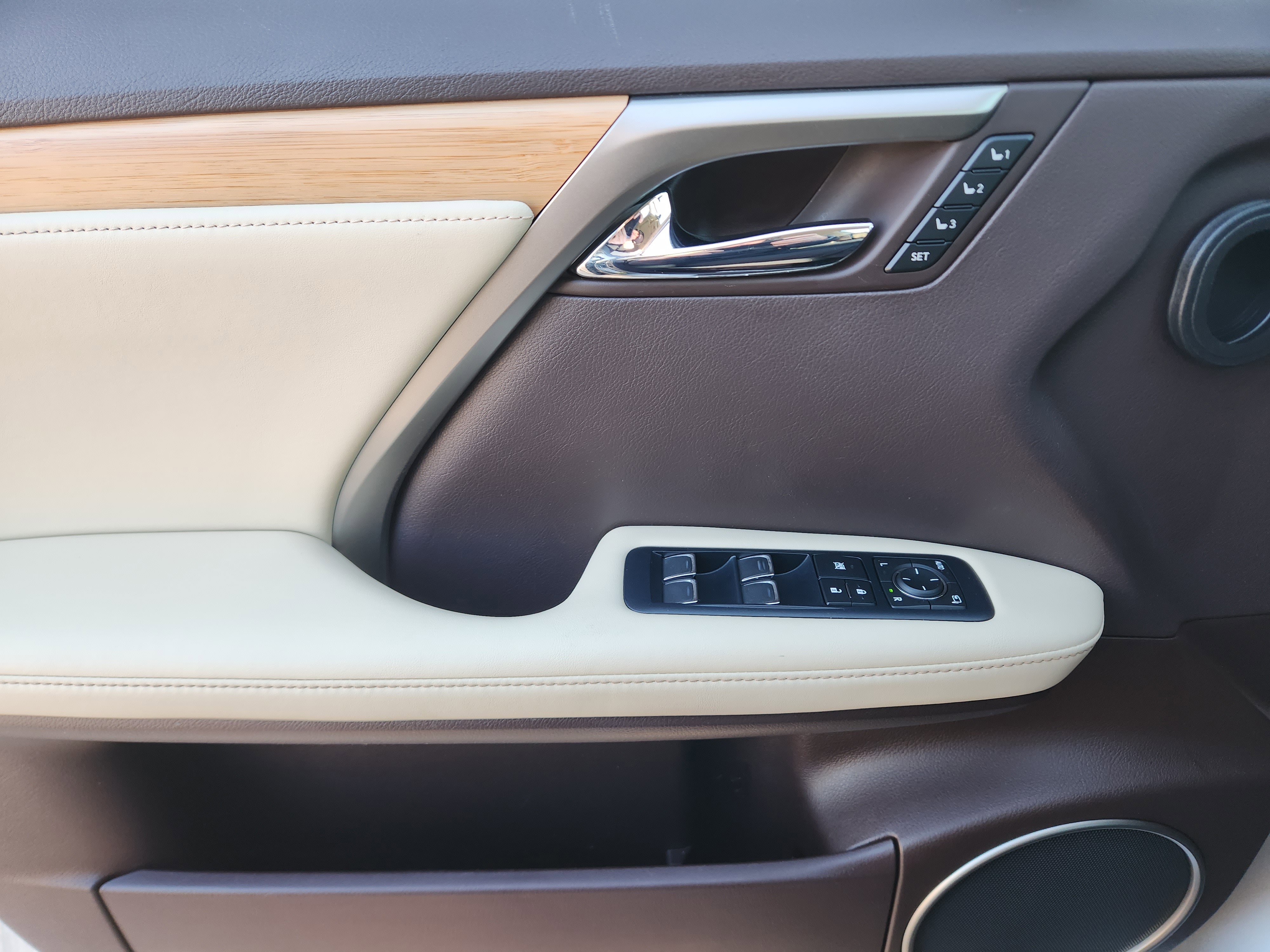 Used 2020 Lexus RX 350L FWD w/ Premium Package image 31