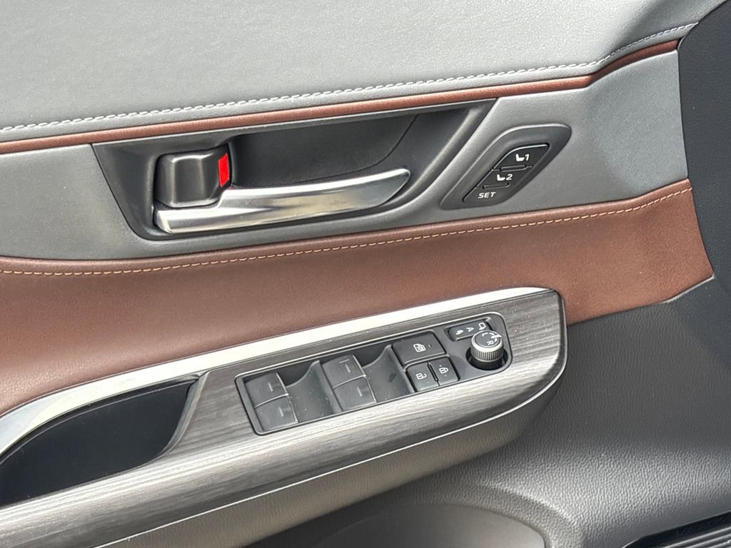 Used 2022 Toyota Venza XLE AWD/4WD image 16