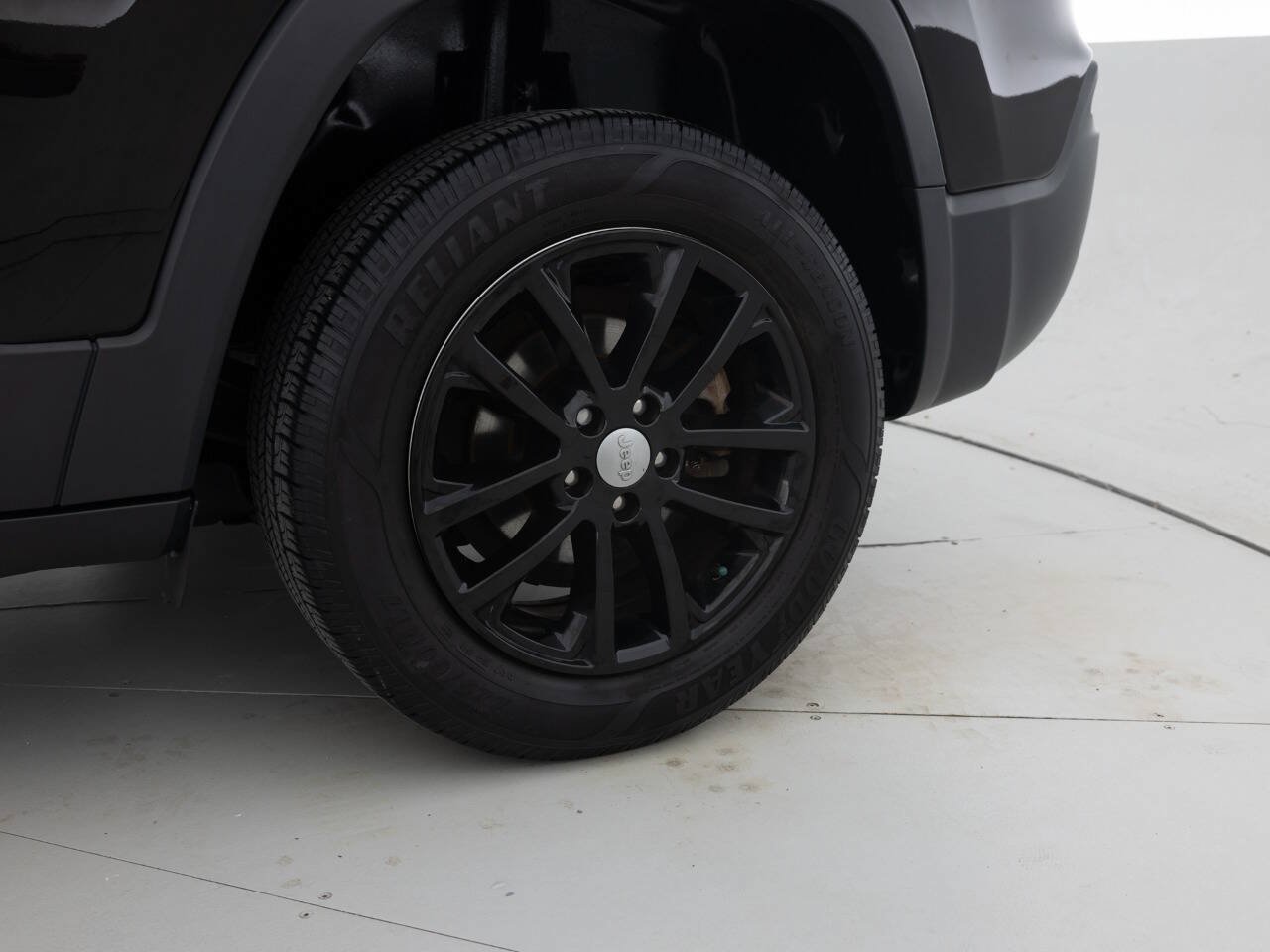 Used 2019 Jeep Cherokee Latitude Plus w/ Cold Weather Group FWD image 22