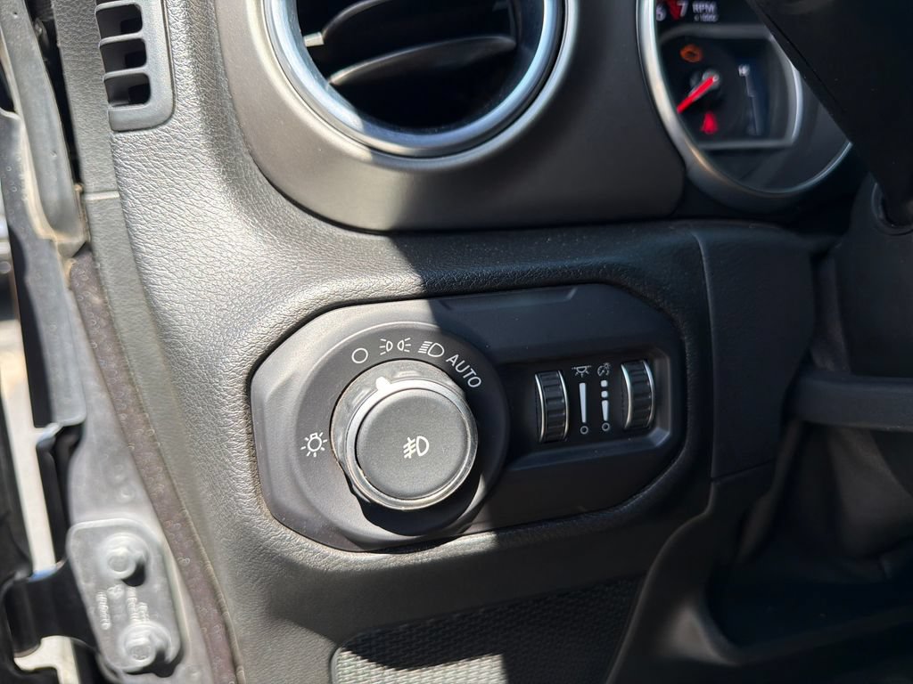 Used 2018 Jeep Wrangler Unlimited Rubicon AWD/4WD image 35