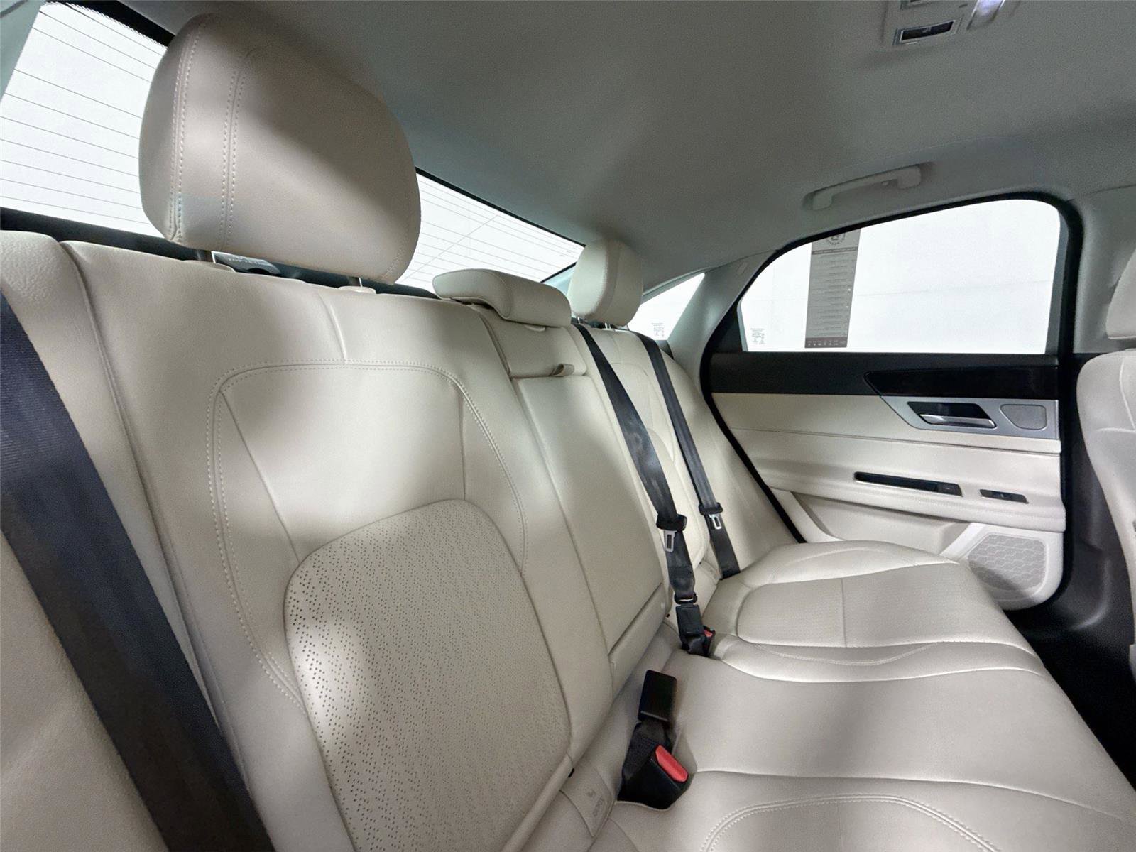 Used 2017 Jaguar XF Prestige image 43