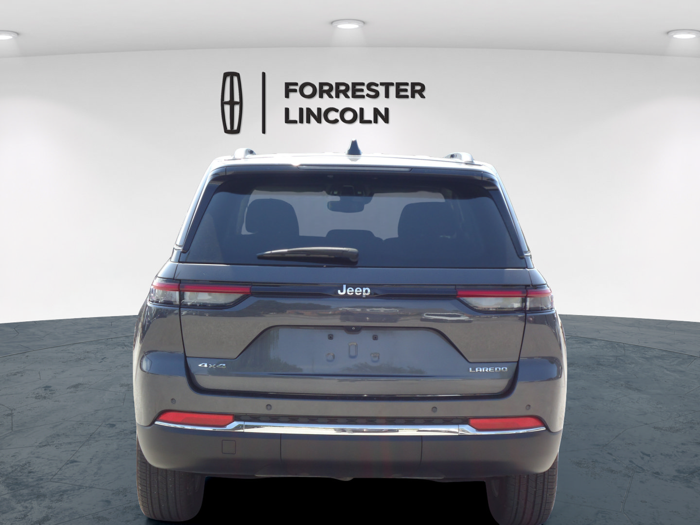 Used 2023 Jeep Grand Cherokee Laredo X AWD/4WD image 4