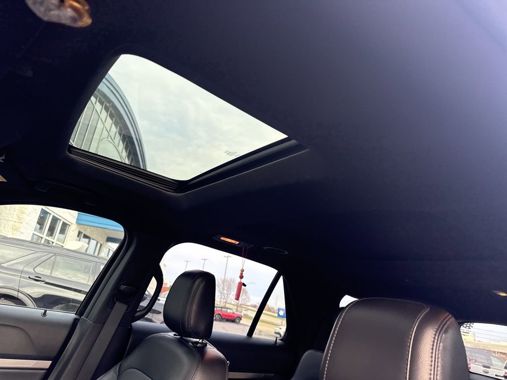 Used 2018 Ford Explorer XLT w/ Equipment Group 202A image 9