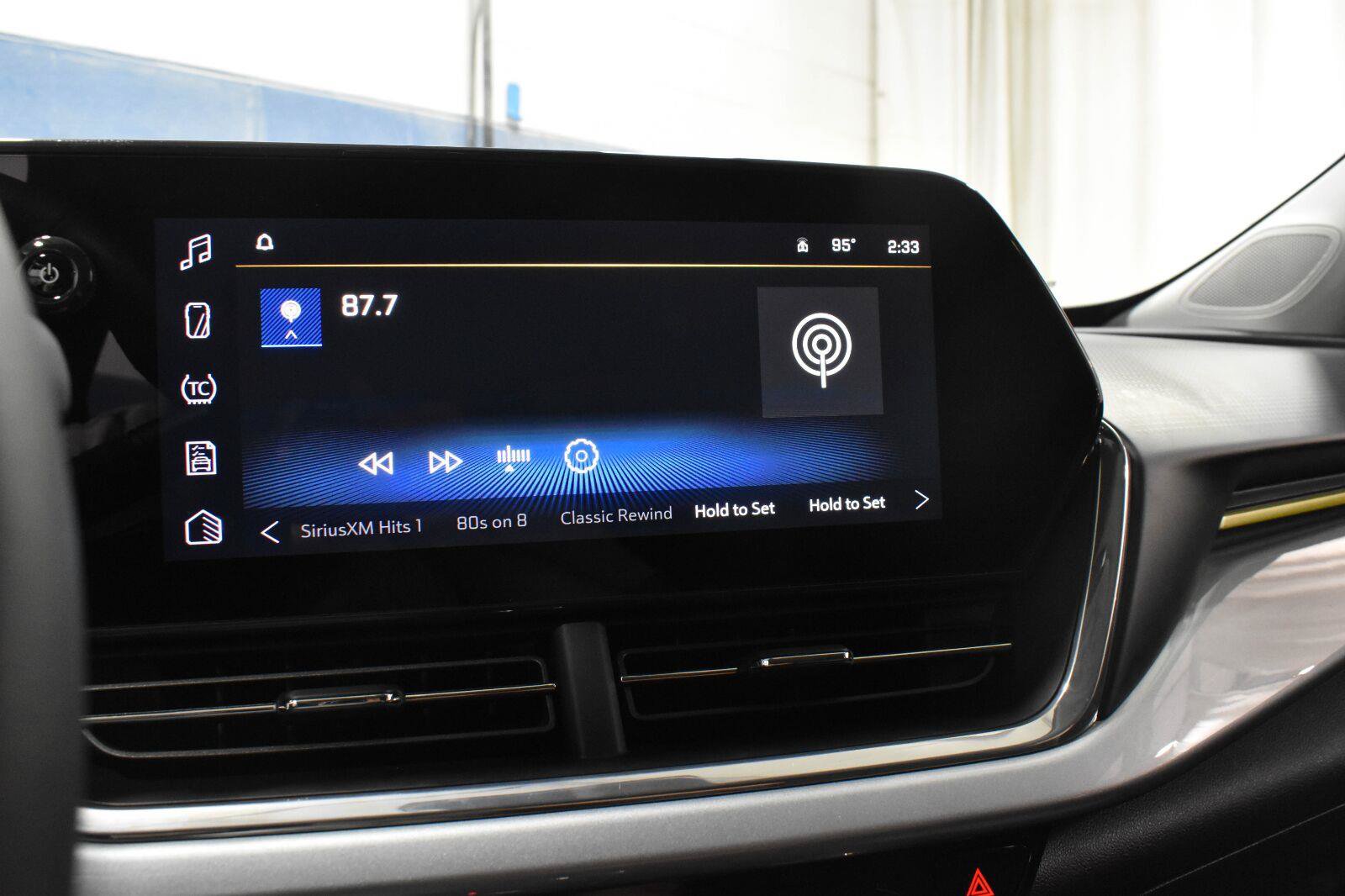 Used 2025 Chevrolet Trax LT w/ LT Convenience Package FWD image 15