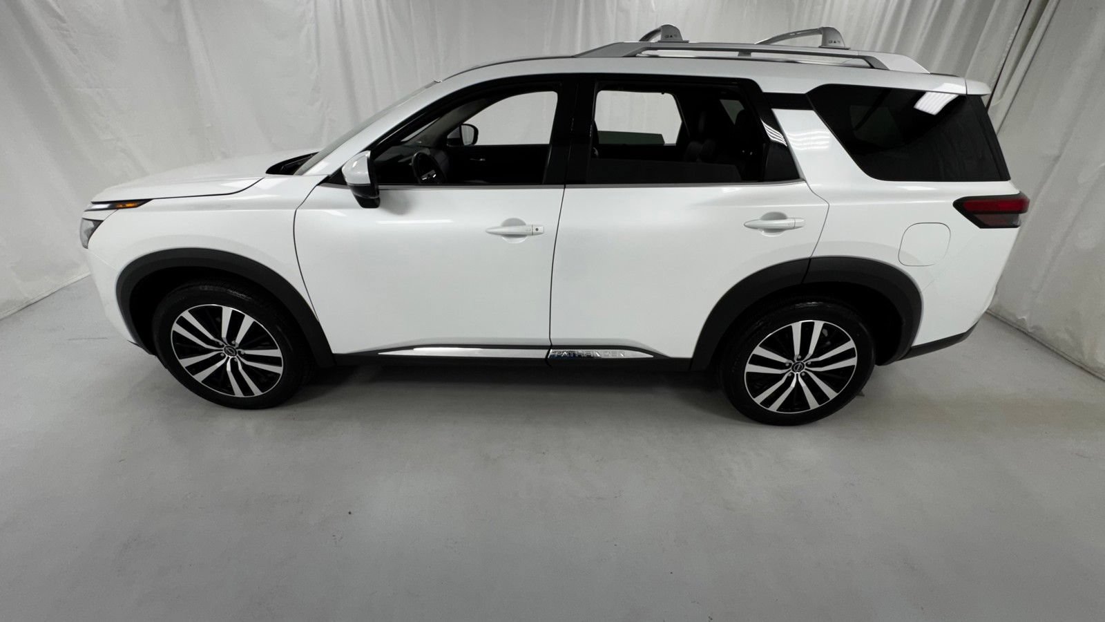 Certified 2025 Nissan Pathfinder Platinum AWD/4WD image 6