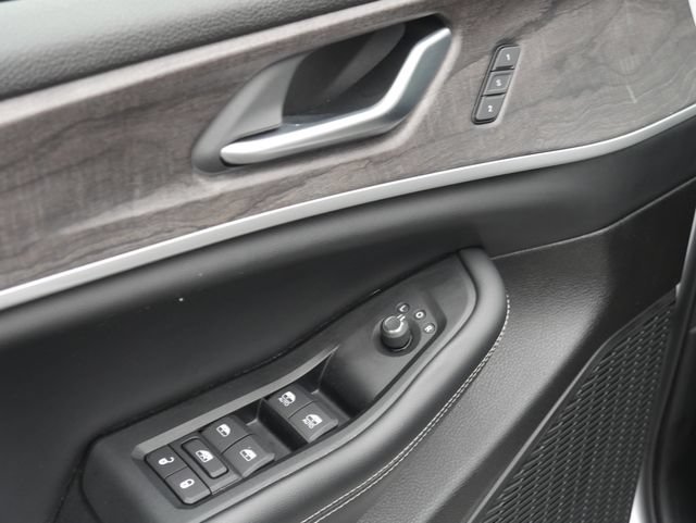 Used 2023 Jeep Grand Cherokee Limited w/ Black Appearance Package AWD/4WD image 14