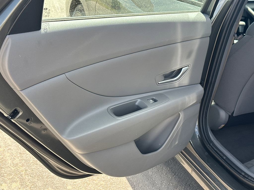 Used 2025 Hyundai Elantra SE FWD image 21