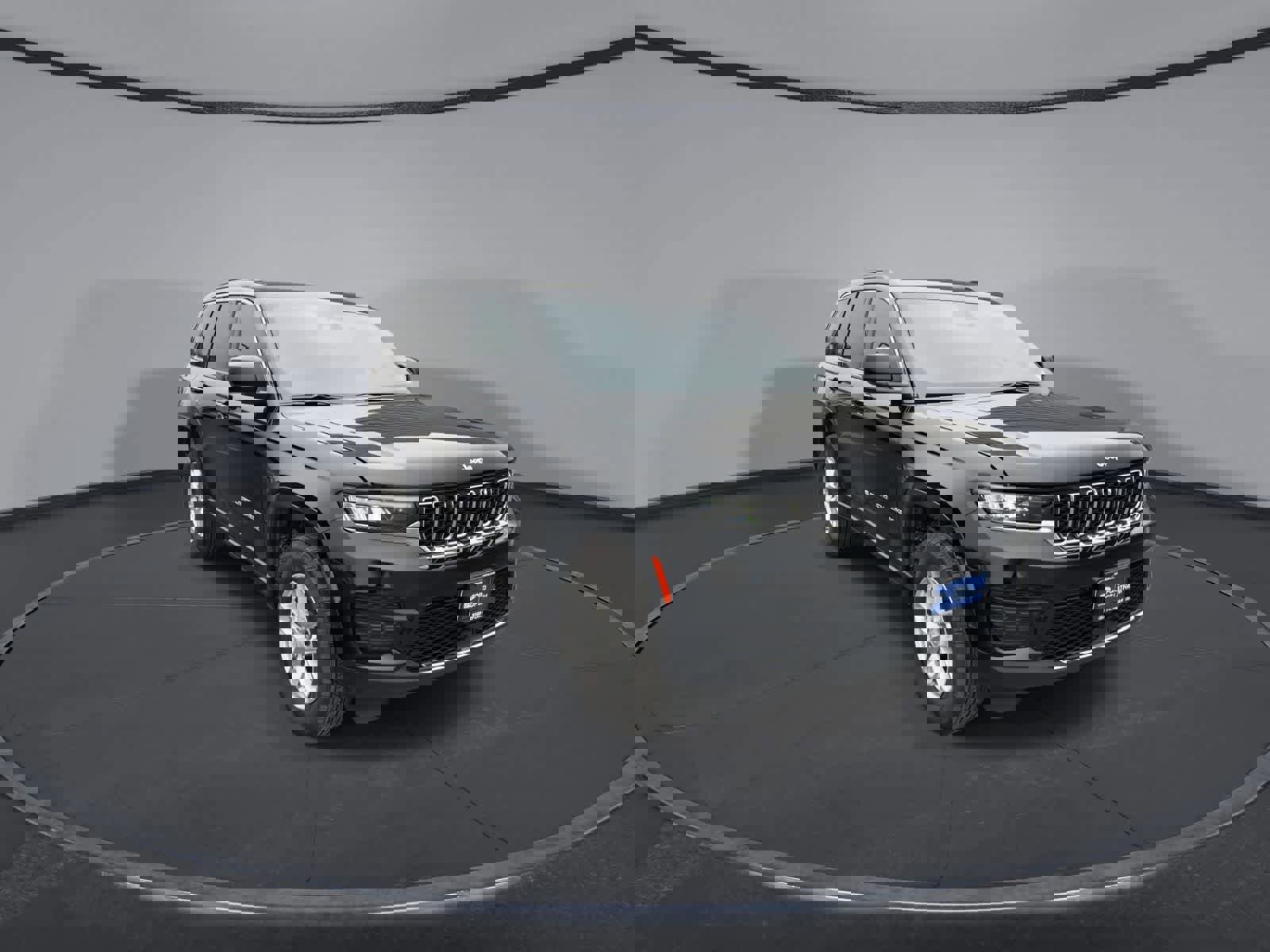 Used 2025 Jeep Grand Cherokee Laredo X image 2