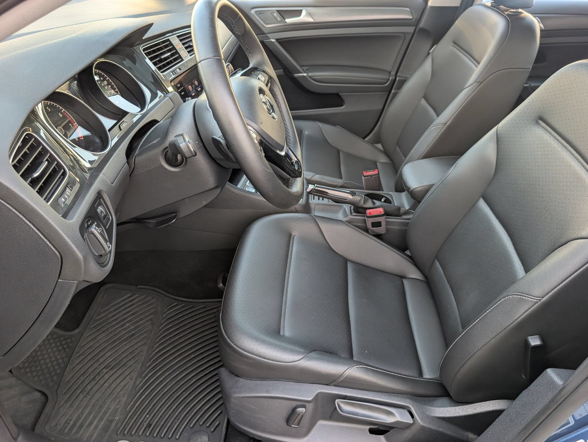 Used 2019 Volkswagen Golf SE FWD image 17