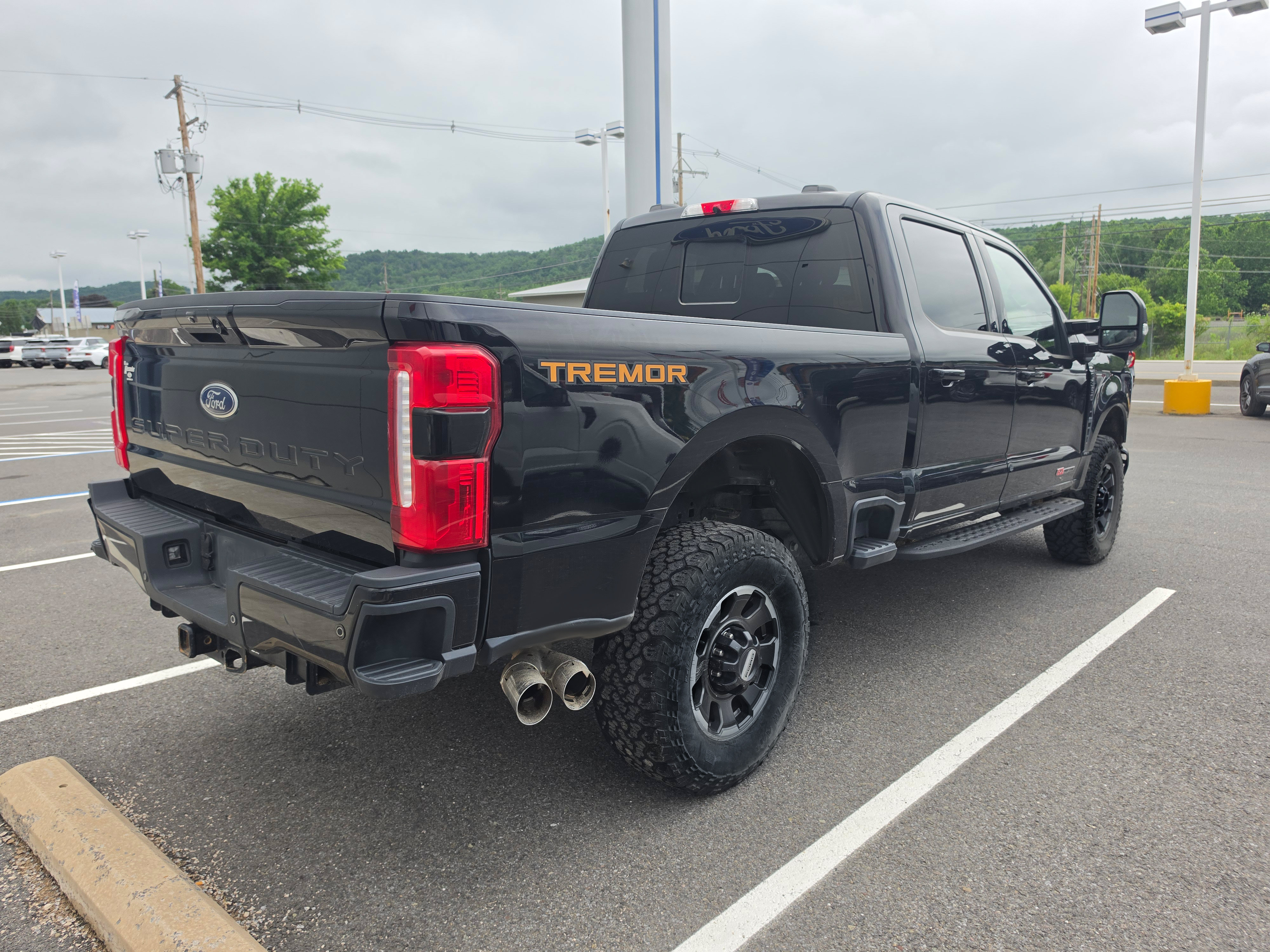Used 2023 Ford F350 Lariat w/ Tremor Off-Road Package AWD/4WD video 3