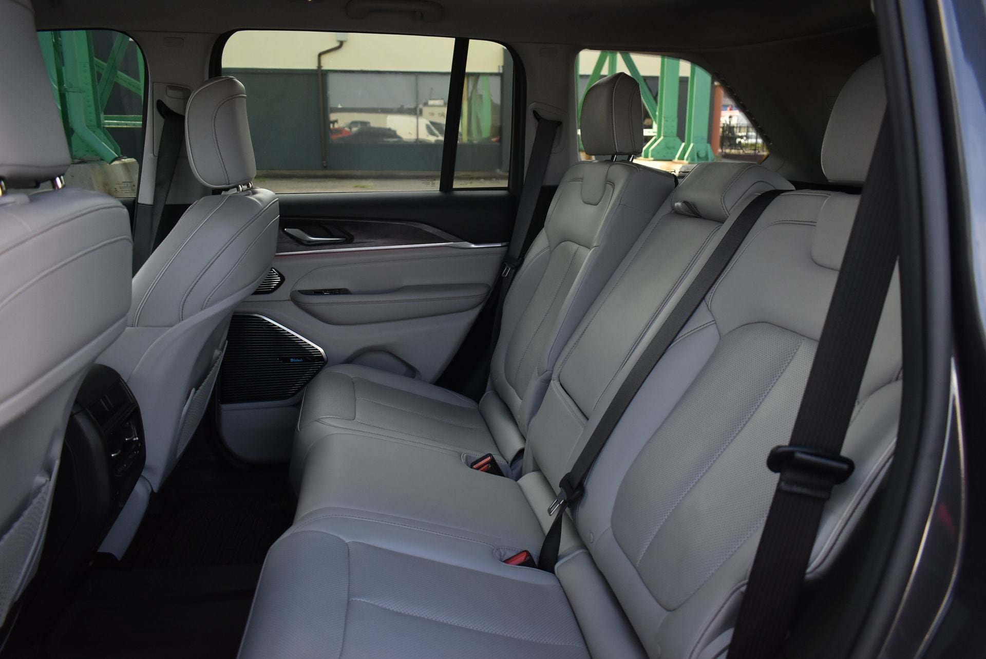 Used 2022 Jeep Grand Cherokee Overland AWD/4WD image 16