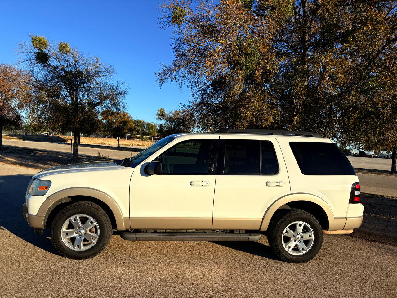 Used 2010 Ford Explorer XLT image 4