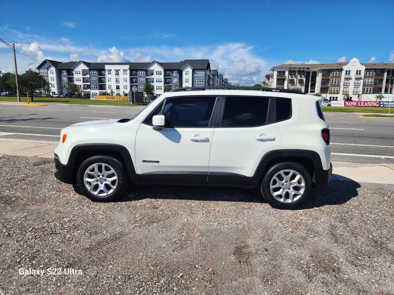 Used 2018 Jeep Renegade Latitude FWD image 11