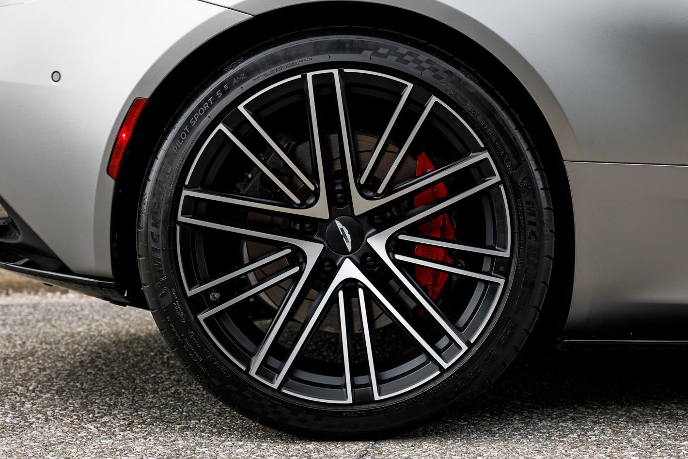 Used 2024 Aston Martin DB12 Coupe RWD image 18
