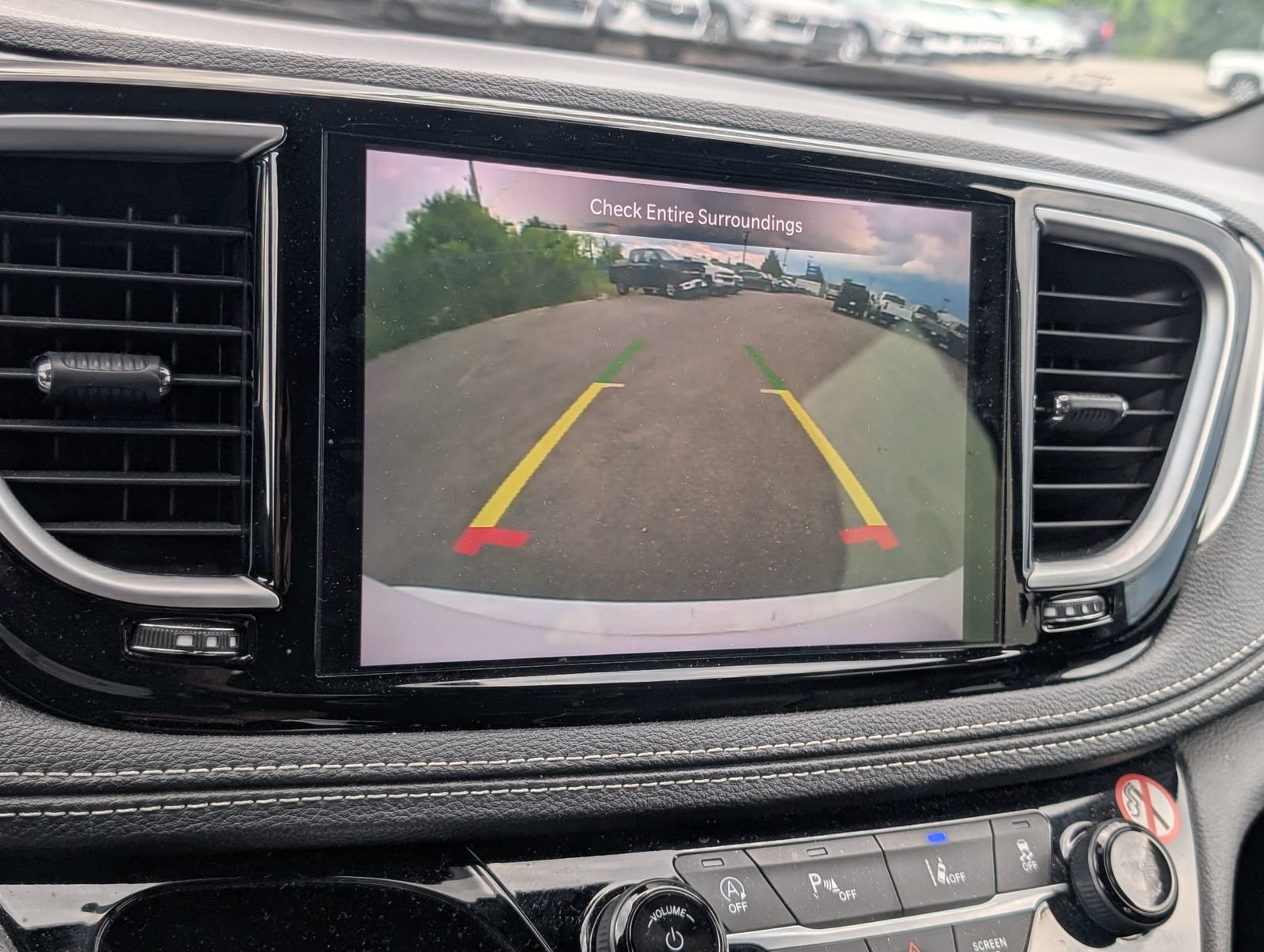 Used 2025 Chrysler Pacifica Limited FWD image 10