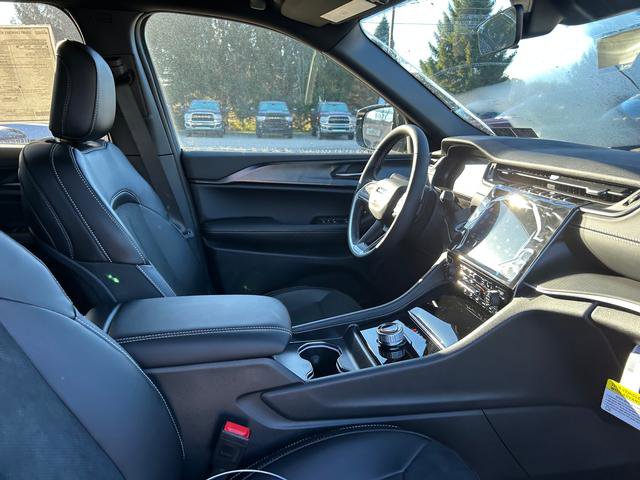 New 2025 Jeep Grand Cherokee Altitude image 23