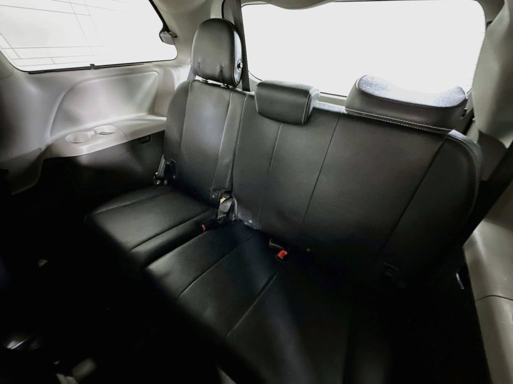 Used 2015 Toyota Sienna SE Premium FWD image 4