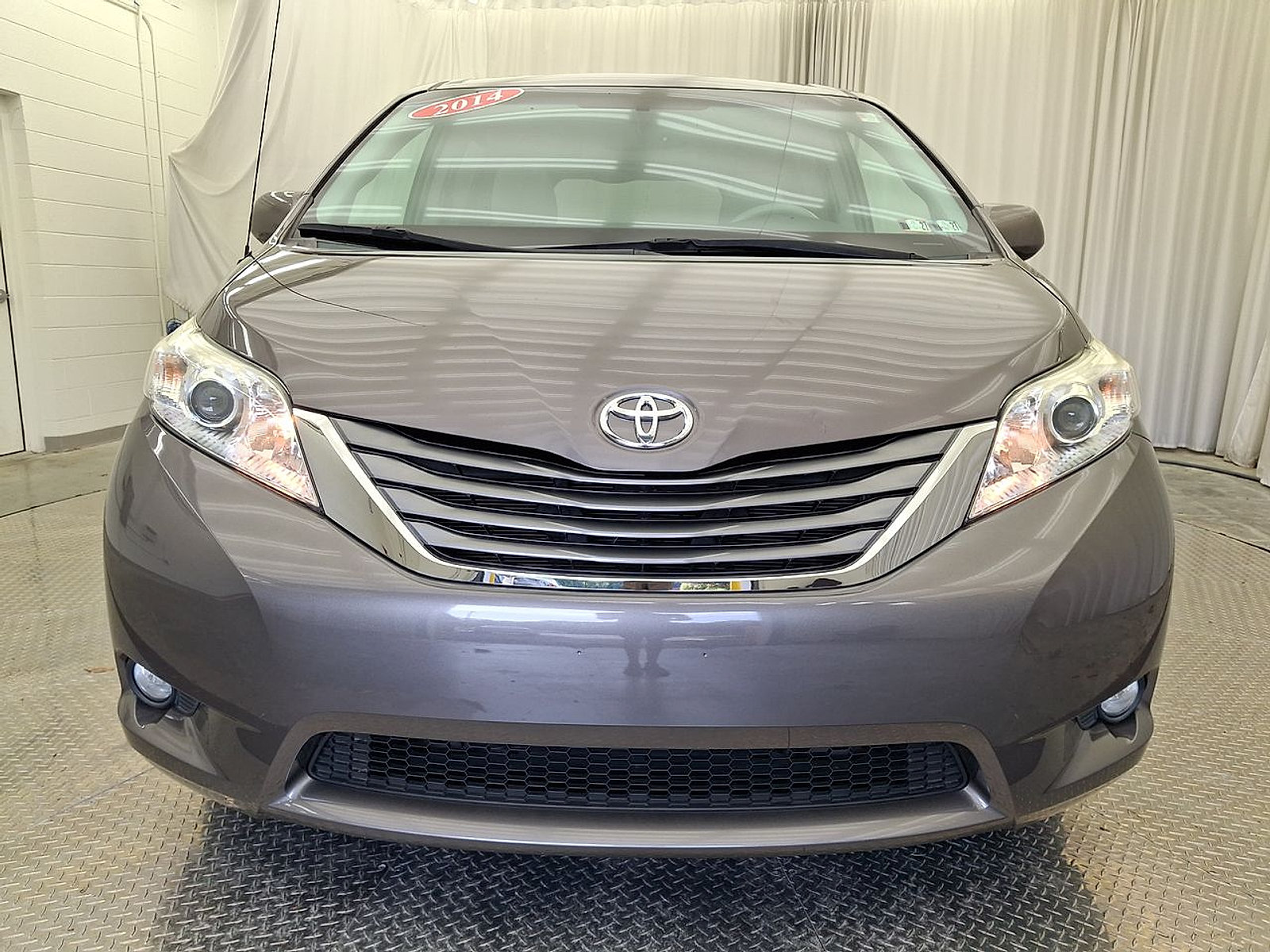 Used 2014 Toyota Sienna XLE w/ Entertainment Package FWD image 32