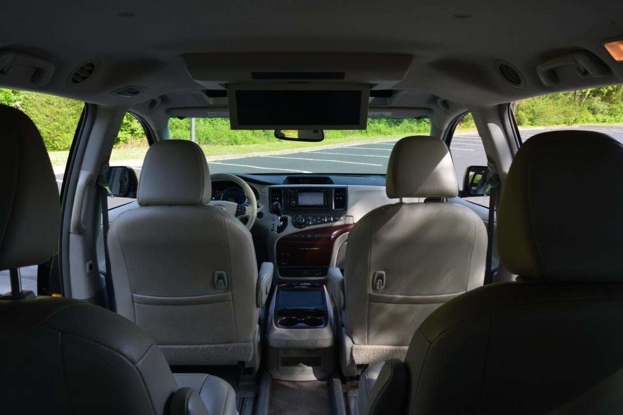 Used 2014 Toyota Sienna XLE w/ Entertainment Package image 18