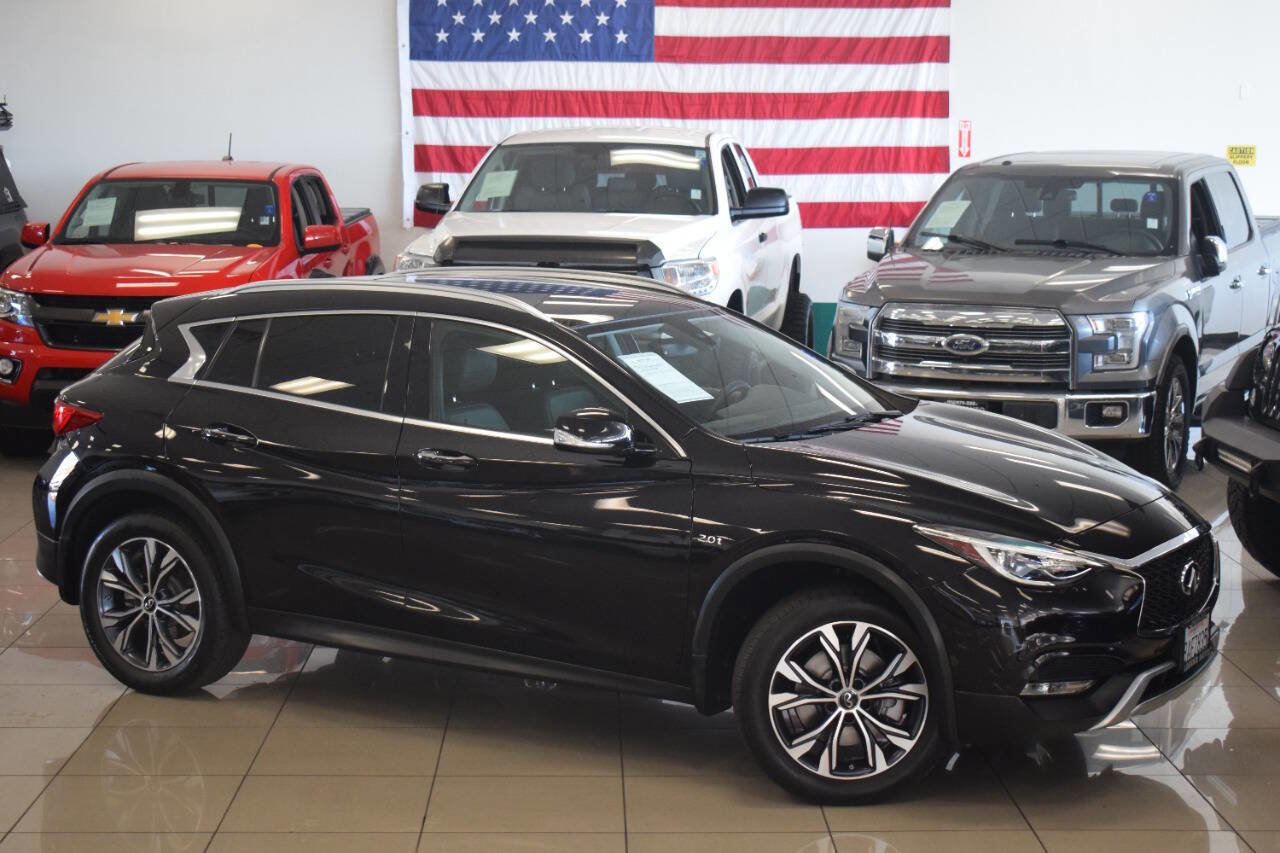 Used 2018 INFINITI QX30 Premium w/ Navigation Package image 2