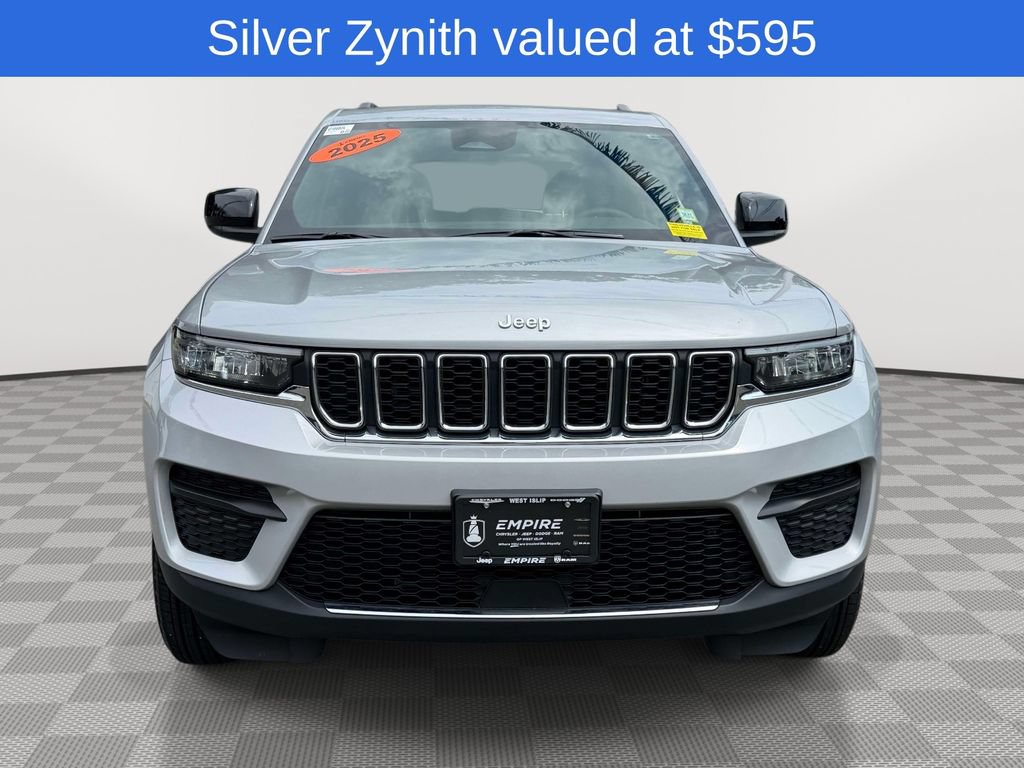 Used 2025 Jeep Grand Cherokee Laredo X AWD/4WD image 2