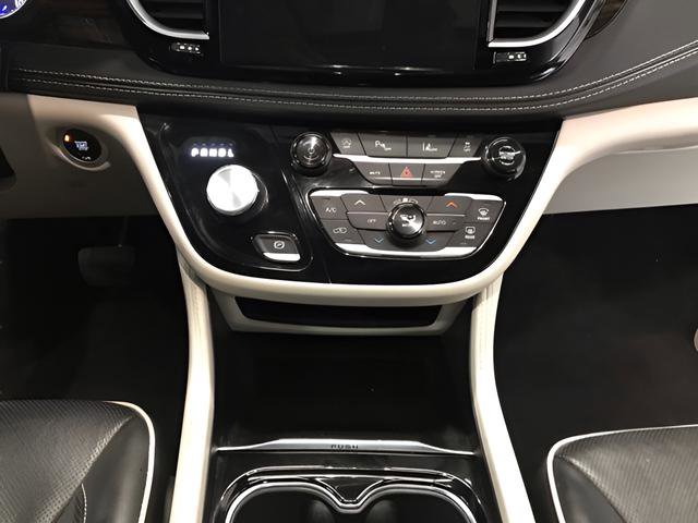 Used 2024 Chrysler Pacifica Limited FWD image 16