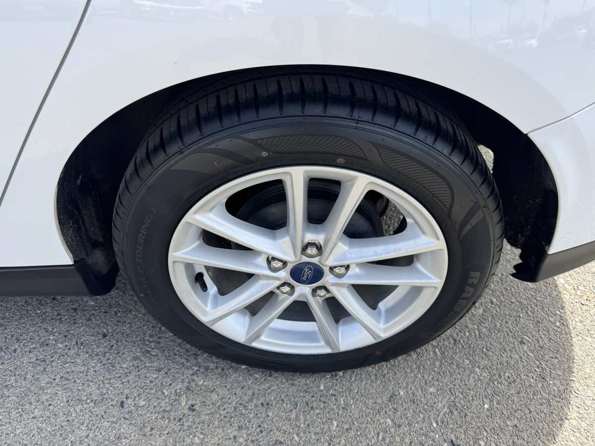 Used 2015 Ford Focus SE FWD image 38