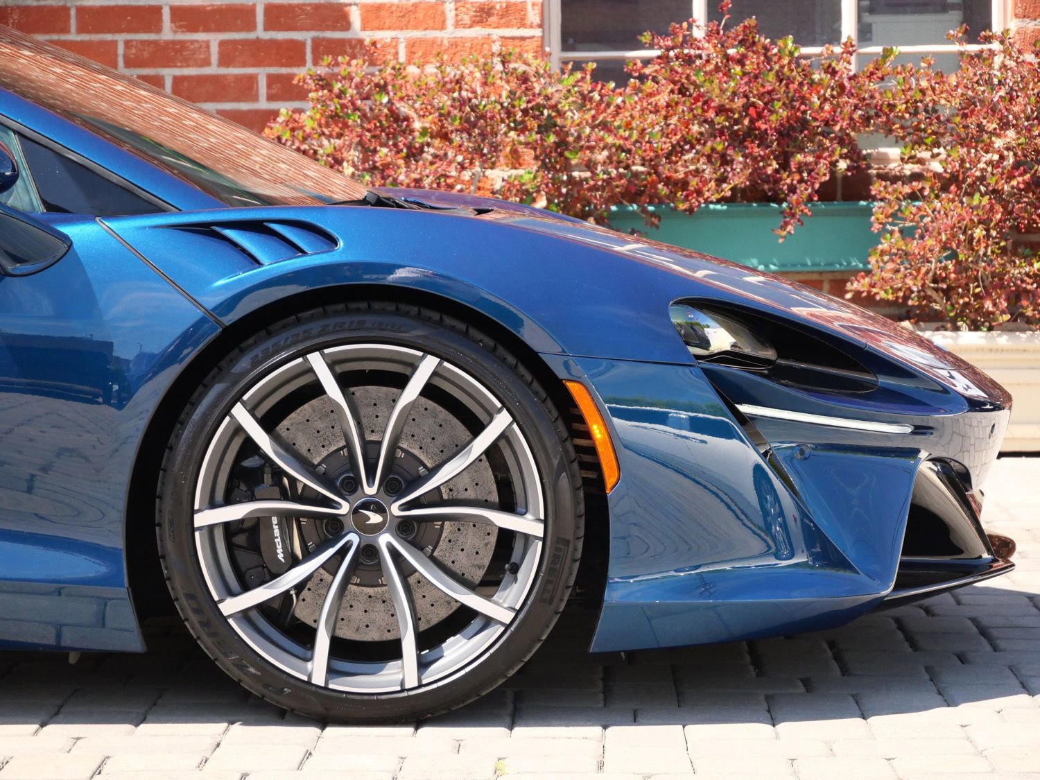 Used 2023 McLaren Artura RWD image 7