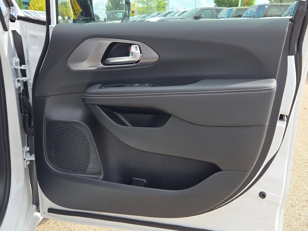 New 2026 Chrysler Pacifica Select image 9