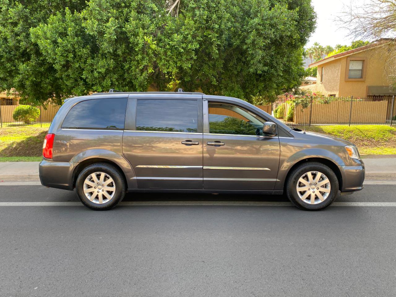 Used 2016 Chrysler Town & Country Touring FWD image 2