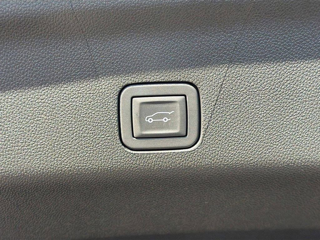 Used 2025 Chevrolet Suburban High Country RWD image 15