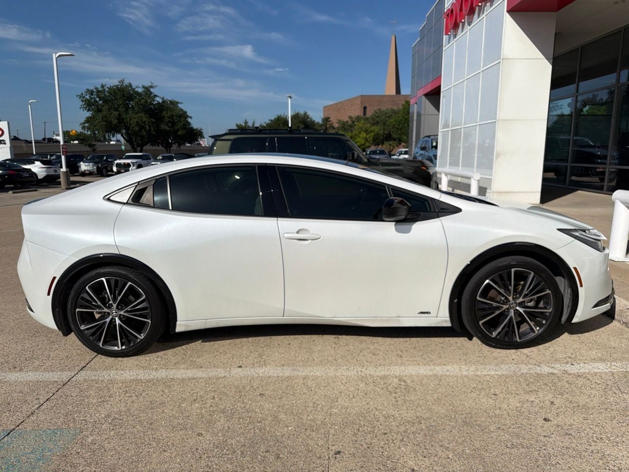 Used 2024 Toyota Prius XLE AWD/4WD image 3