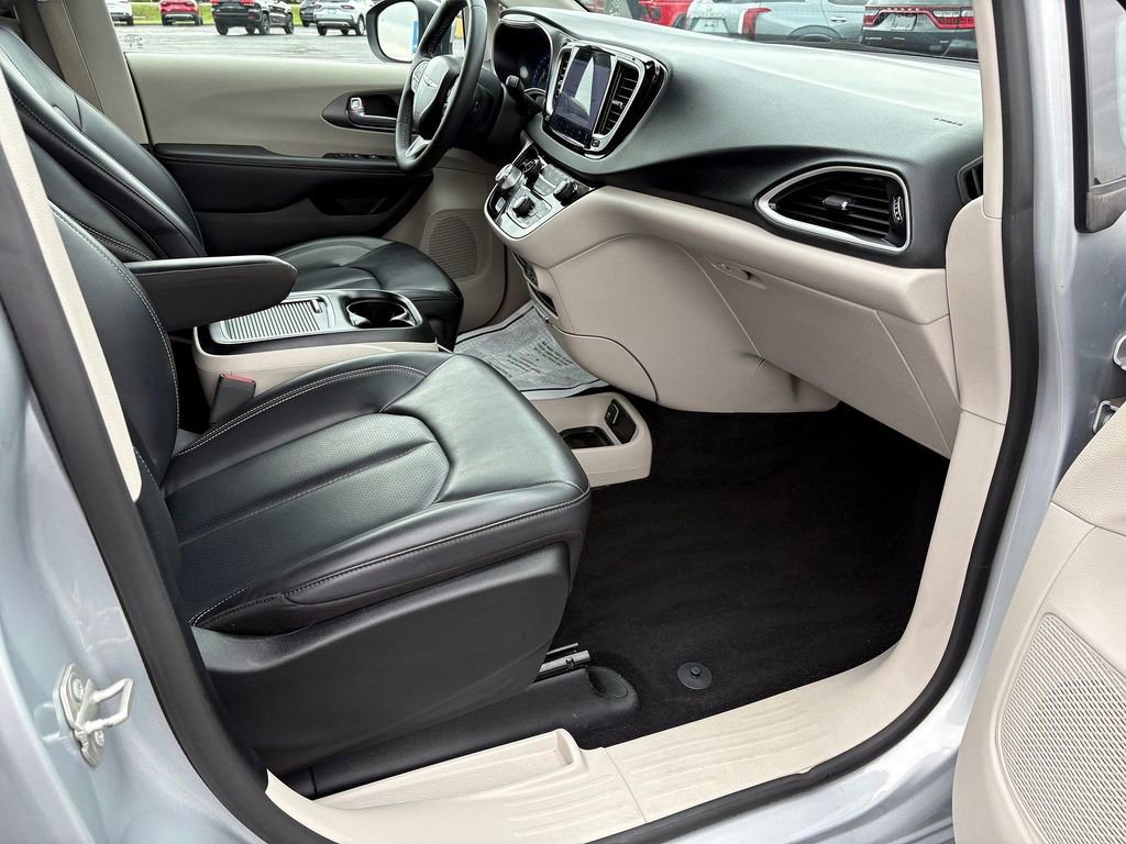 Used 2023 Chrysler Pacifica Touring-L FWD image 10