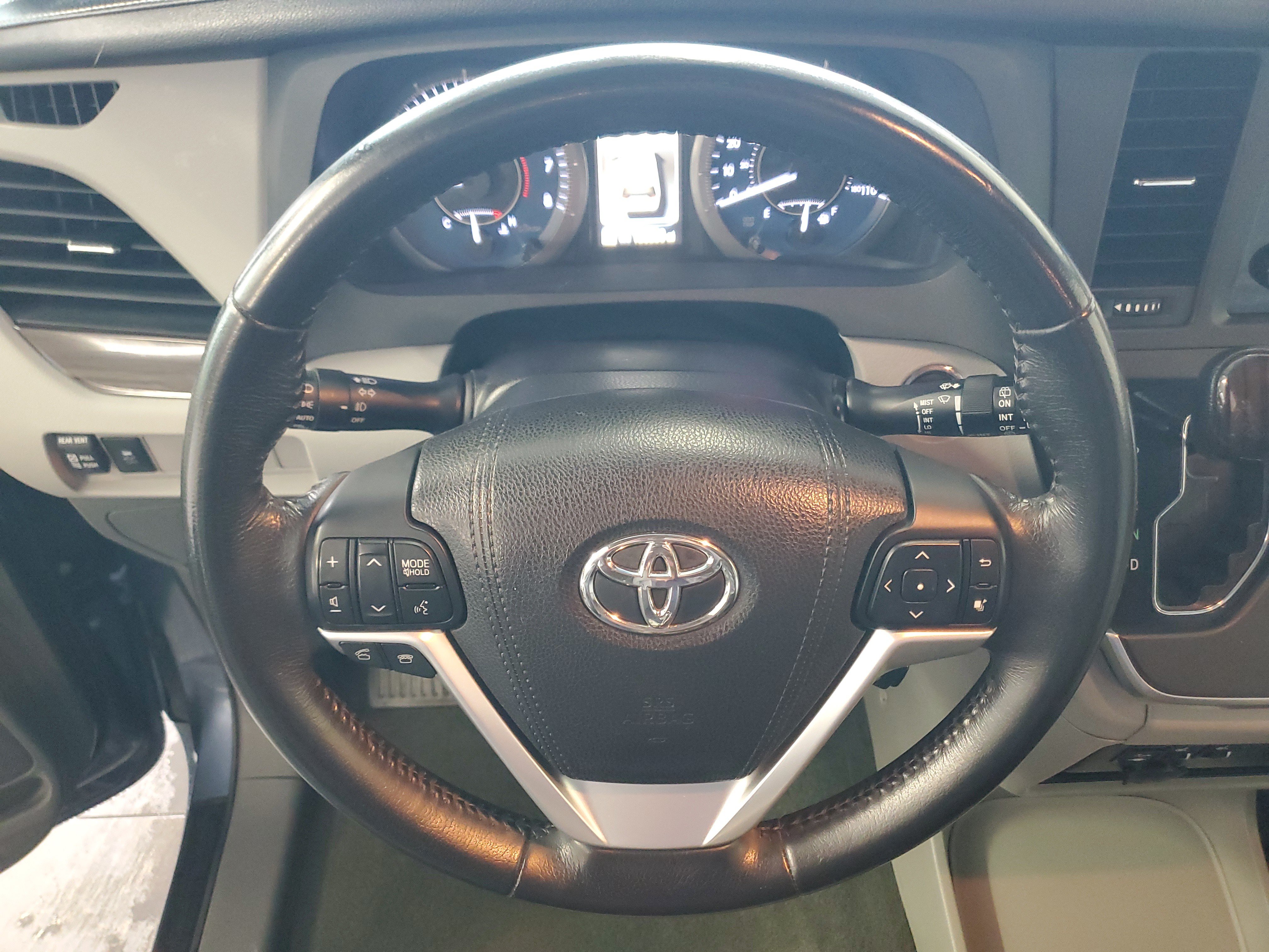 Used 2015 Toyota Sienna XLE FWD image 25