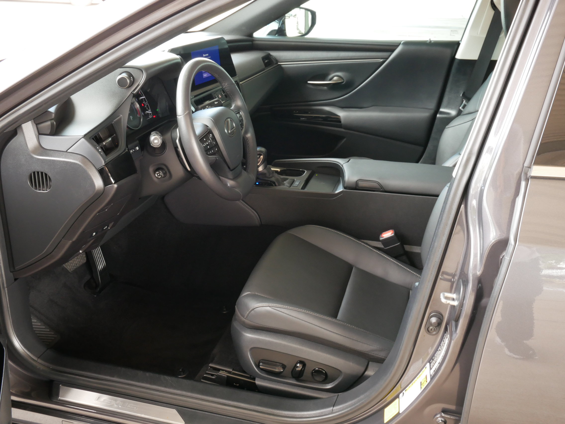 Used 2023 Lexus ES 350 w/ Premium Package FWD image 4
